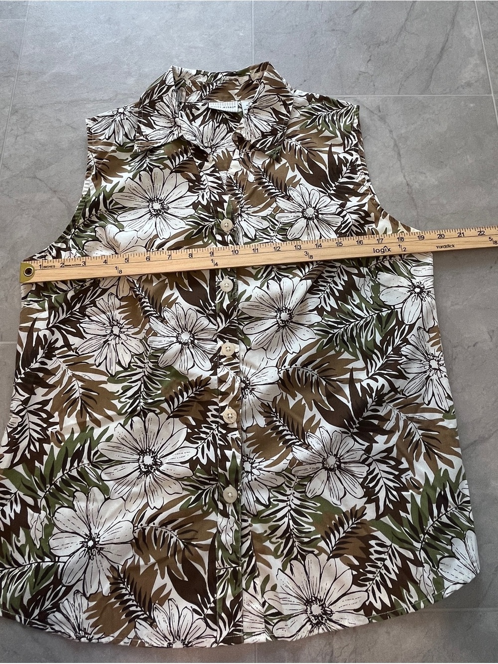 White Stag Sleeveless Floral Button-Front Top in White, Brown,Olive size M(8-10) - Picture 7 of 8